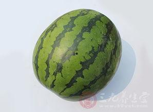 夏季吃瓜别扔皮,吃瓜不弃皮，美味与营养双丰收