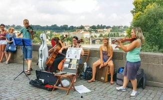 捷克街头在线吃瓜,在线吃瓜群众的热议焦点